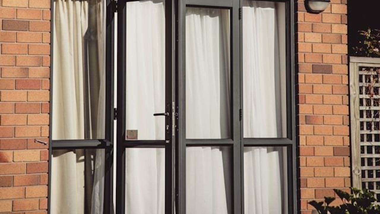 Schwarze Fensterrahmen an Hausfassade