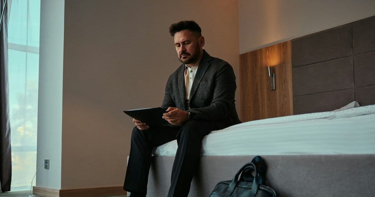 Mann schaut auf Tablet