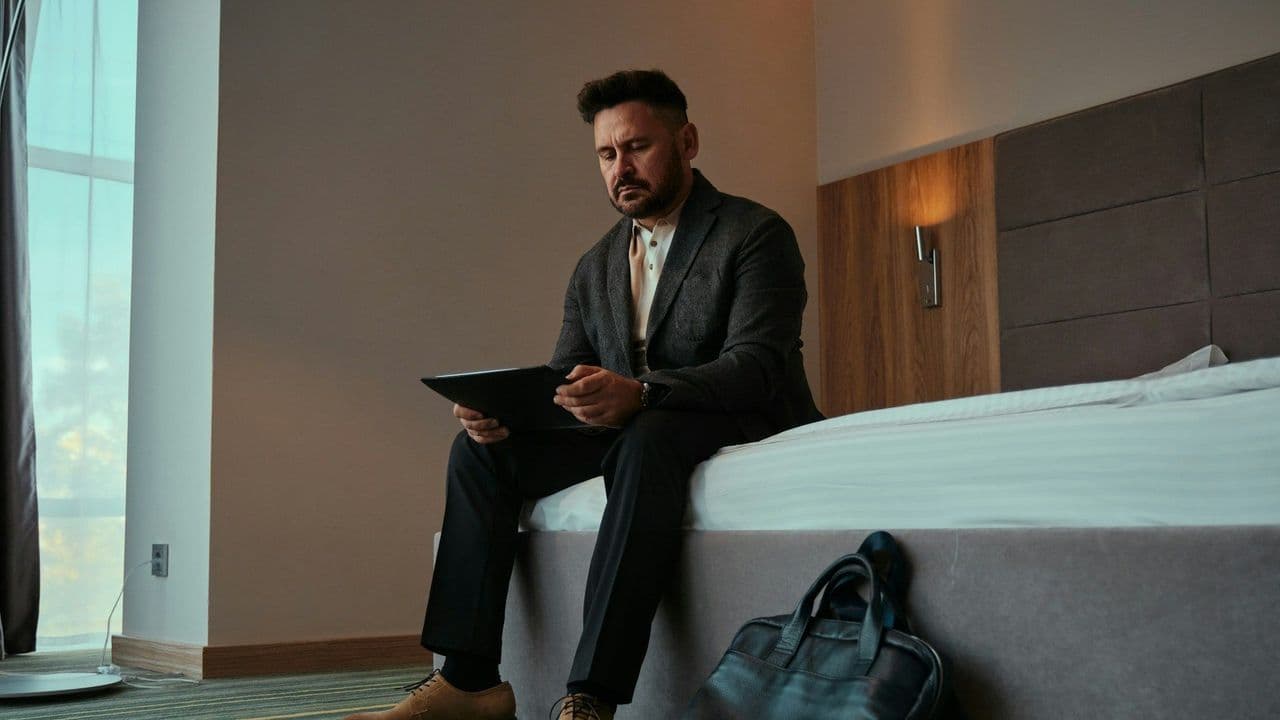 Mann schaut auf Tablet