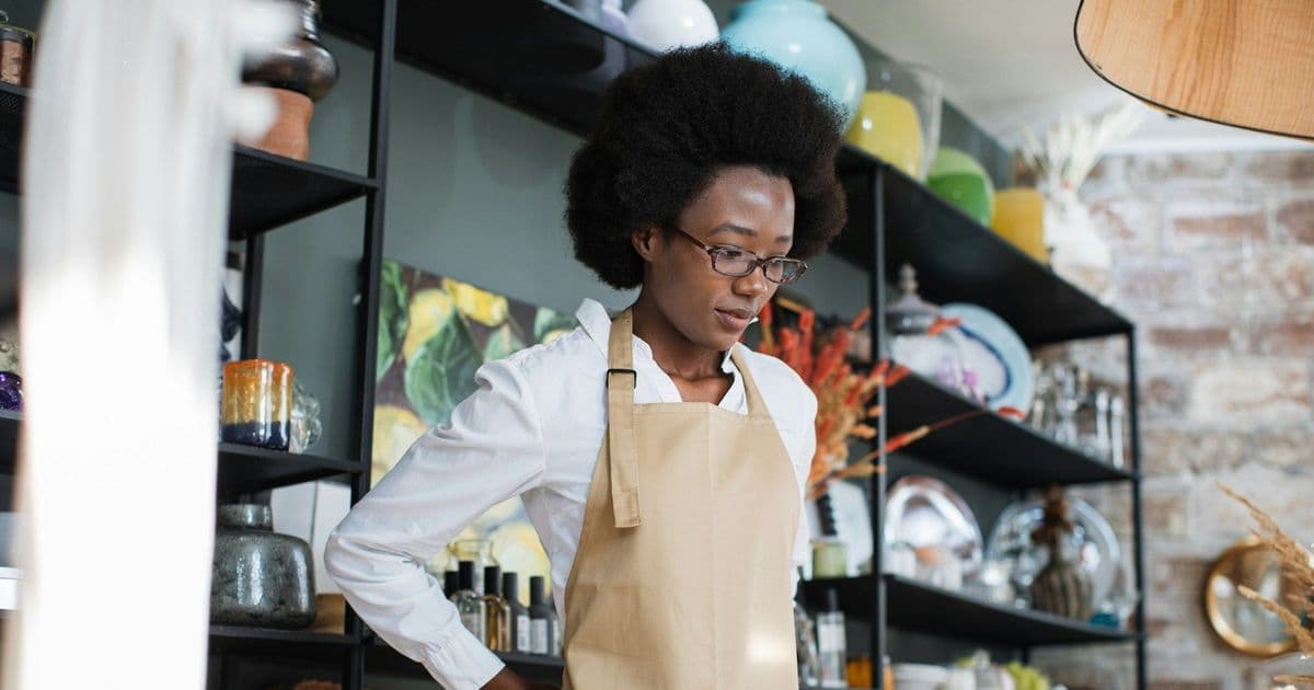 Verarbeiterin vor Regal