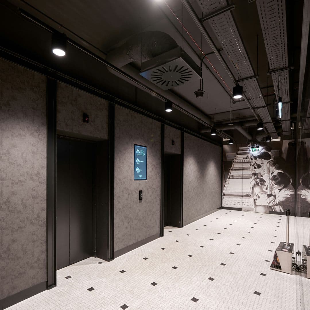 Aufzüge in Grau