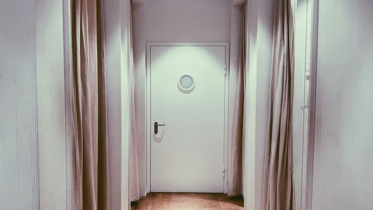 Umkleidekabine in Weiß