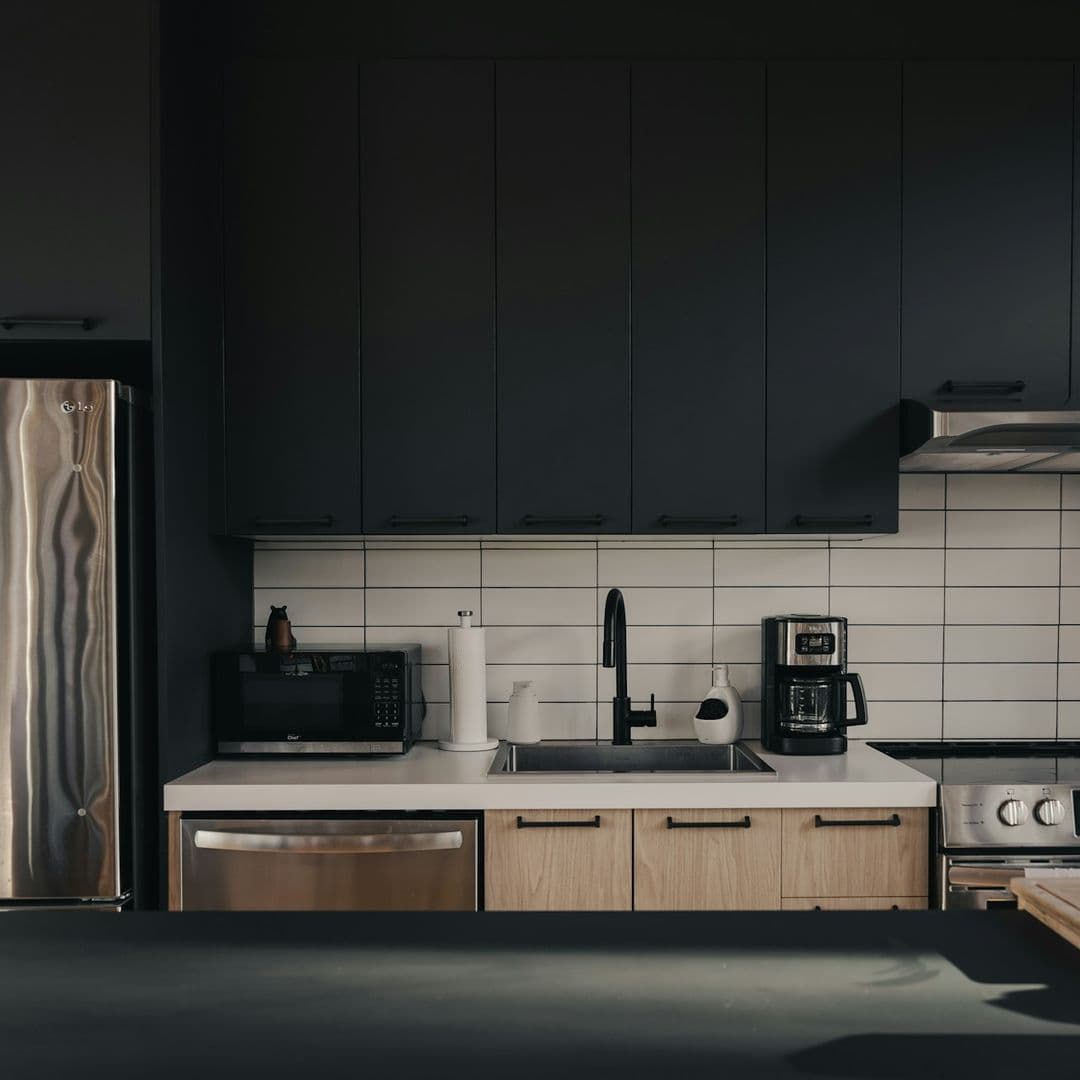 Küchenfronten in Matt Schwarz und Holzoptik