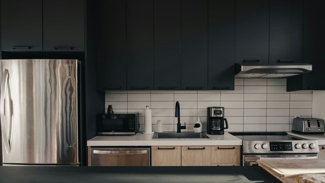 Küchenfronten in Matt Schwarz und Holzoptik