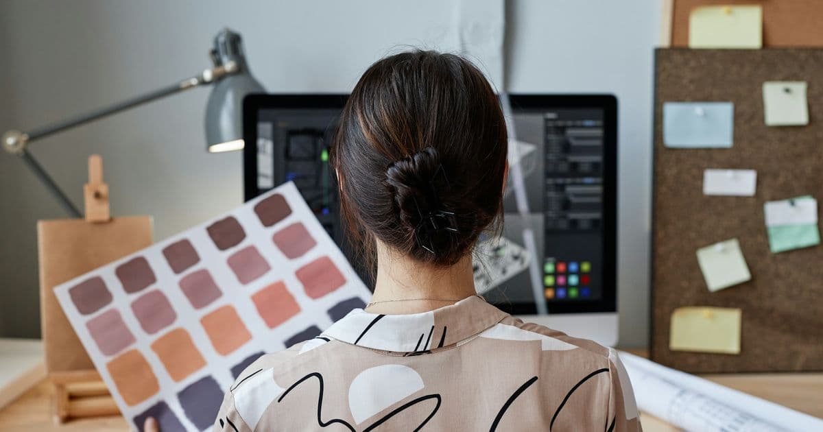 Frau schaut auf Farbpalette