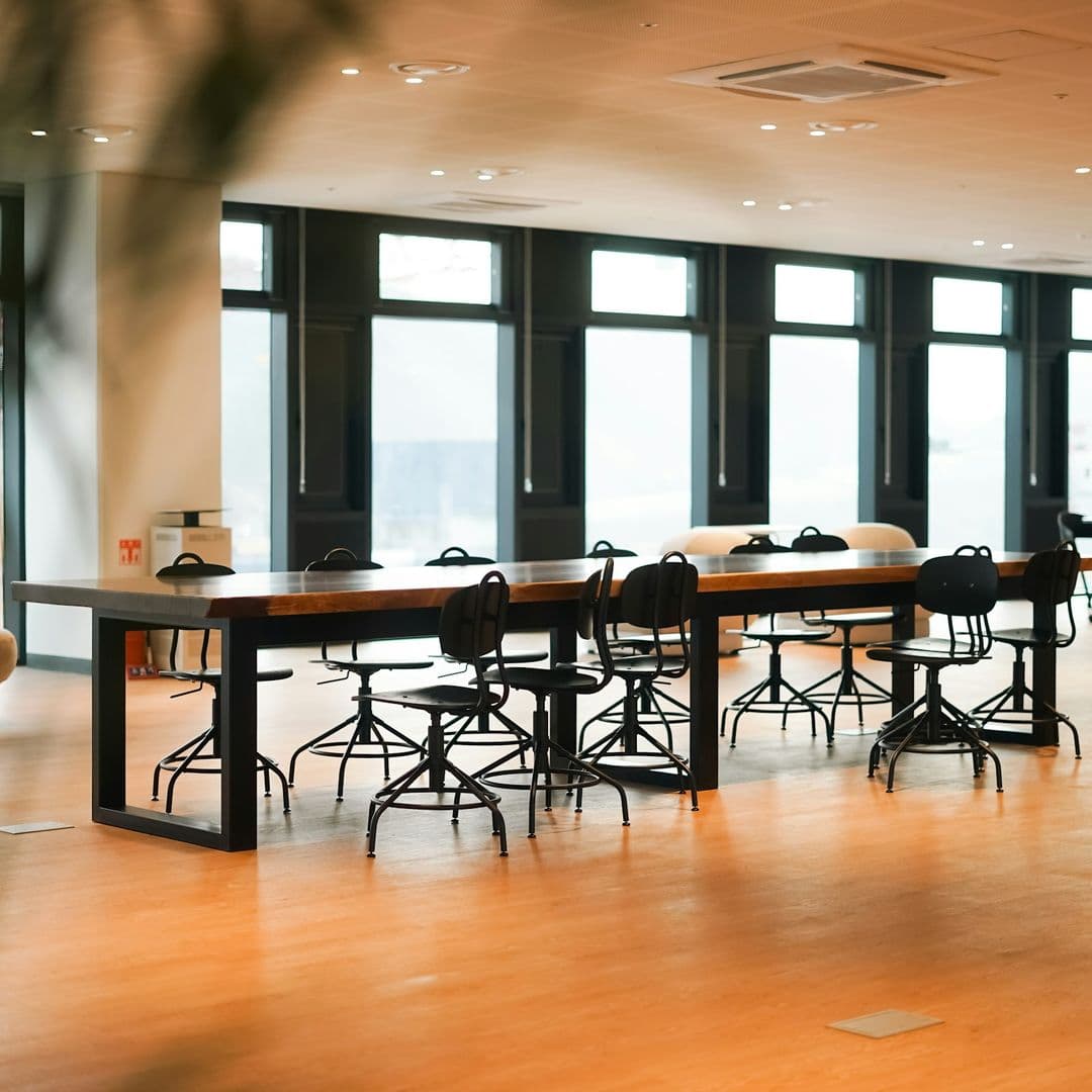 Langer Meetingtisch in Holz mit schwarze Beinen