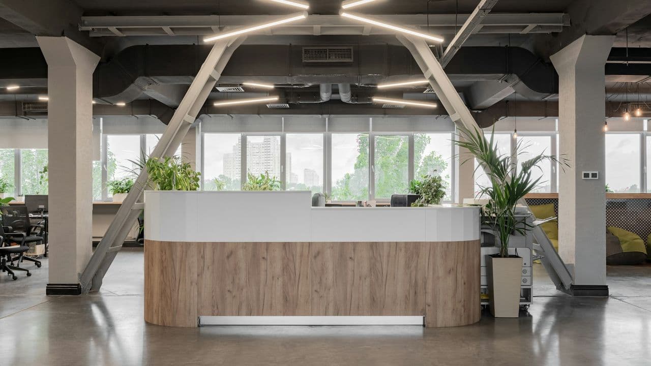 Empfang in Weiß und Holzoptik