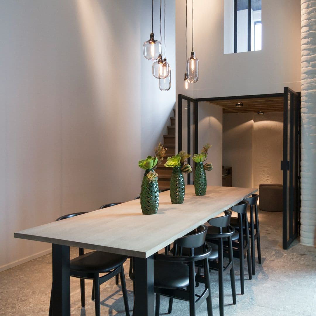 Tisch in hellem Holz