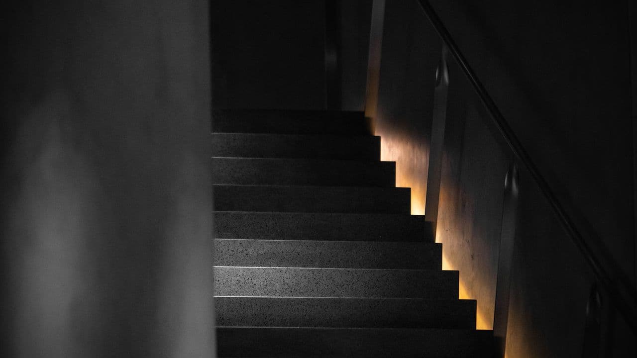 Steintreppe in Schwarz